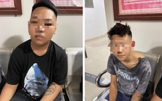Hai thanh niên "choai choai" đập vỡ chai bia làm hung khí đi cướp