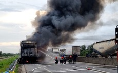 Quảng Trị: Xe ô tô tải bốc cháy dữ dội trên Quốc lộ 1