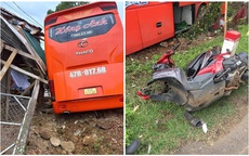 Khoảnh khắc ô tô khách tông liên hoàn 2 xe máy, đâm sập nhà dân khiến 2 người tử vong