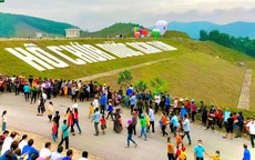 Hàng ngàn người dân Hà Tĩnh thích thú xem trình diễn bay khinh khí cầu