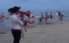 Bảo vệ bãi biển ở Đà Nẵng bế cháu bé đi tìm cha mẹ thất lạc