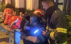 Cháy nhà ở phố cổ Hà Nội trong đêm, cứu 2 người mắc kẹt