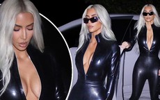 Kim Kardashian mặc đồ da liền thân bó sát, lộ vòng một nóng bỏng