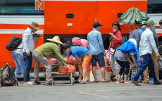 Hà Nội: Người lao động chật vật mưu sinh dưới cái nắng 'đổ lửa' như thiêu như đốt