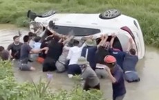 Giải cứu 2 cháu bé trong ô tô mất lái, lật ngửa dưới mương nước ở Hà Nội