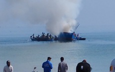 Tàu cá ngư dân bất ngờ bốc cháy dữ dội trên biển, thiệt hại nửa tỷ đồng
