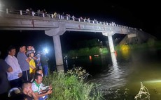 Đội đèn lội sông trong đêm tìm kiếm 3 học sinh ra sông chơi nhưng không thấy về nhà