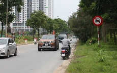 Nghịch lý trên đường gom đại lộ Thăng Long, người đi xe máy không dám đi đúng làn
