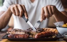 3 thói quen ăn tối sai lầm nhiều người hay mắc phải có thể gây ảnh hưởng đến cân nặng và tuổi thọ của bạn