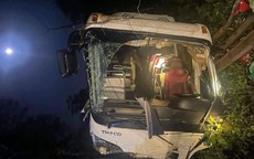Kinh hoàng lật xe du lịch ở Phú Thọ, 13 người thương vong