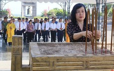 Quyền Bộ trưởng Bộ Y tế Đào Hồng Lan và lãnh đạo tỉnh Bắc Ninh viếng các Anh hùng Liệt sĩ tại Quảng Trị