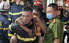 Nhà 5 tầng ở Hà Nội cháy ngùn ngụt, giải cứu 4 người mắc kẹt