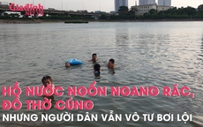 Hồ nước bị vứt rác, đồ thờ cúng ngổn ngang nhưng người dân vẫn vô tư xuống bơi lội