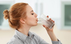 Đứng hay ngồi khi uống nước mới tốt cho sức khỏe?