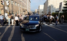 Cận cảnh chiếc xe tang đưa thi hài cựu Thủ tướng Nhật Abe Shinzo về nhà