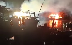 4 tàu cá bốc cháy trong đêm khi đang neo đậu