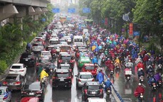 Đường phân làn hỗn loạn sau mưa lớn, dân tình chôn chân vì ùn tắc