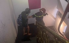 Cháy homestay ở TP.HCM, lính cứu hỏa dẫn cả chục khách thoát ra ngoài