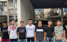 17 thanh niên gây rối chỉ vì 2 nữ sinh mặc áo đầm giống nhau