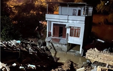Sau mưa lớn, 3 căn nhà sụt xuống sông