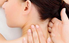 Ngoài cúi đầu xem điện thoại, thường xuyên làm 3 việc này cũng dễ bị thoái hóa đốt sống cổ