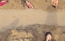 Nhóm du khách đào hàng chục hố cát giống huyệt mộ để tắm