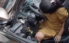 Nữ tài xế mắc kẹt trong ghế lái ôtô sau cú va chạm với xe tải