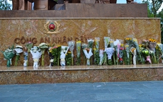 Người dân Hà Nội đội nắng đến tượng đài Công an nhân dân đặt hoa tưởng niệm 3 chiến sĩ PCCC hy sinh
