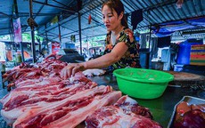 'Bão giá' thịt lợn: Người nuôi gồng lỗ, dân mua đắt đỏ, thương lái ăn dày