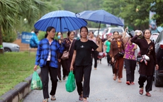 Tranh thủ cuối tuần, người Hà Nội đội mưa lên nghĩa trang để vẹn tròn hai chữ hiếu hạnh mùa Vu Lan 