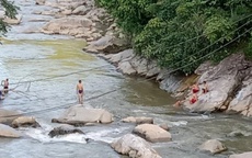 Ra suối ở Sa Pa chụp ảnh, 2 vợ chồng du khách bị nước cuốn trôi