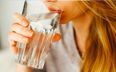 Nếu sau khi uống nước mà xuất hiện 4 dấu hiệu bất thường này thì bạn nên đi kiểm tra càng sớm càng tốt