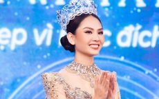 Hoa hậu Mai Phương nhận lại vương miện sau khi đấu giá thành công 3 tỷ đồng