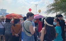 Hàng nghìn người dân TP.HCM đội nắng xem khinh khí cầu mừng 2/9, du khách nước ngoài cực kỳ thích thú