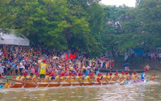 Video: Người dân nô nức đi xem đua thuyền ngày Tết Độc lập