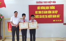 Trên đường đi học, 2 nam sinh lớp 7 bất ngờ nhặt được 10 triệu đồng