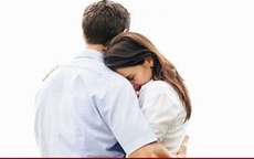 Hàng xóm mách bí mật động trời của em dâu tương lai, em trai phản ứng khó hiểu