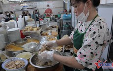 Bánh canh vỉa hè thu 700 triệu/tháng, quán miến bán 500 con gà/ngày