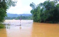 Gần 50 hộ dân xã miền núi Hà Tĩnh bị cô lập do mưa lũ