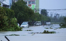 Nước sông dâng nhanh sau bão Noru, TP Hội An chìm trong biển nước