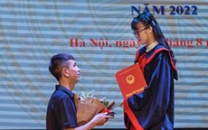 Màn cầu hôn bất ngờ ngay tại lễ tốt nghiệp đại học