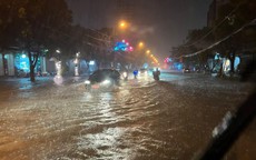 Nhiều tuyến đường ở TP Hà Tĩnh ngập sâu sau mưa lớn