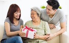 Tặng mẹ chồng sợi dây chuyền, câu thì thầm của bà khiến tôi ứa nước mắt