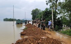 Hà Nội: Nhiều khu vực ngập sâu ở huyện Chương Mỹ vẫn đang chờ nước rút
