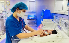 Nghẹt thở cấp cứu bé sơ sinh bị thủng ruột từ trong bụng mẹ