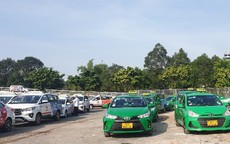 Tài xế taxi ở sân bay Tân Sơn Nhất phấn khởi khi có bãi đỗ xe miễn phí