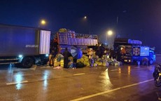 Xe tải gặp nạn trong đêm giá rét, người dân hỗ trợ tài xế thu gom hàng