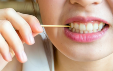 Ăn xong mà xỉa răng theo cách này chẳng khác nào "hủy hoại" răng lợi của bạn, chuyên gia chỉ rõ đây mới là cách vệ sinh răng lợi tốt nhất