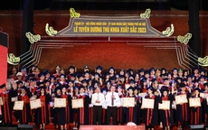 Hà Nội tuyên dương 96 thủ khoa tốt nghiệp đại học, học viện