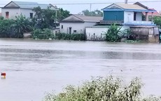 Thừa Thiên - Huế: Có nơi ngập sâu đến 1,3m do mưa lũ, một số trường học đóng cửa